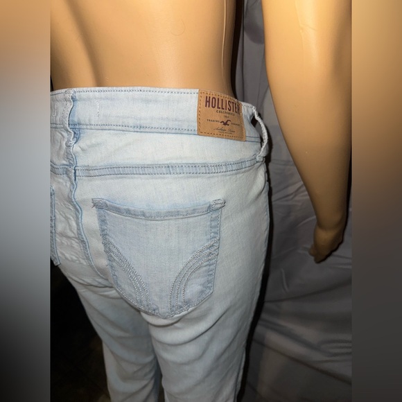 Hollister Women's Light Wash Straight Leg Jeans - Picture 4 of 4